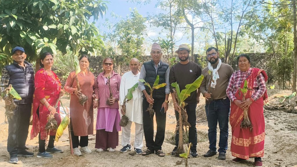 मानवसेवा आश्रमका लागि दुलाल परिवारद्वारा १११ बोट केरा रोपाइँ