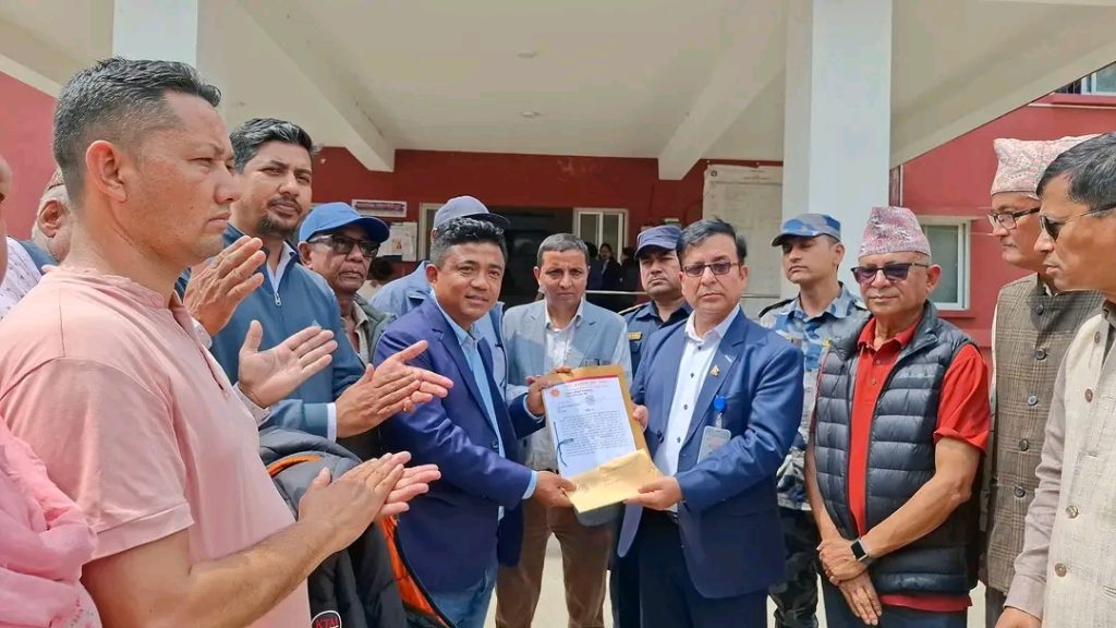 हेटौंडामा एमालेको विरोध प्रदर्शन, ओलीको पक्राउविरुद्ध ज्ञापनपत्र बुझाइयो