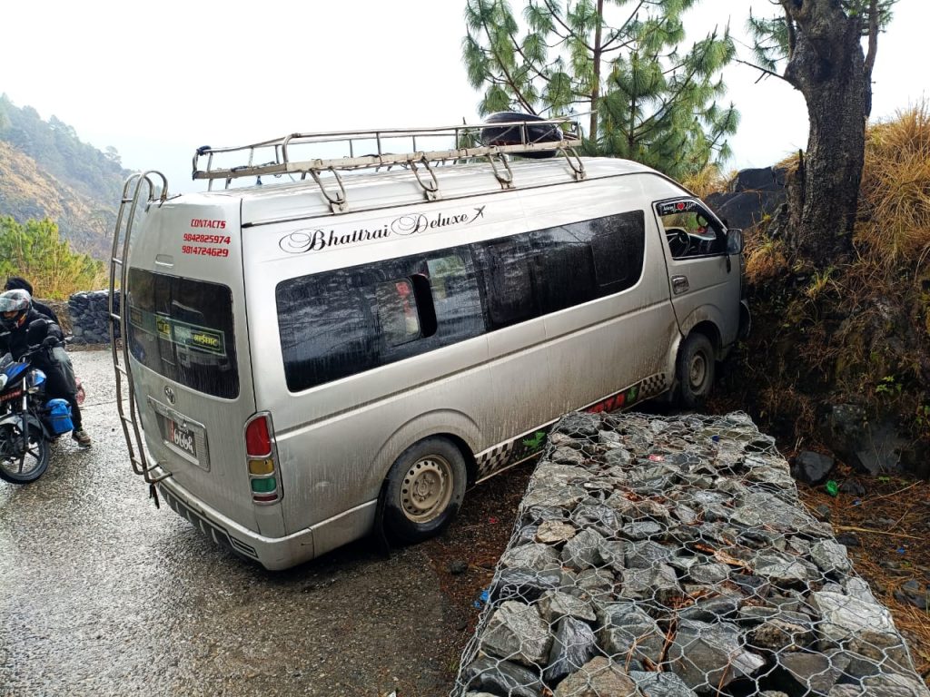 भीमफेदी–कुलेखानी सडकखण्डमा हाईस दुर्घटना, ३ जना घाइते