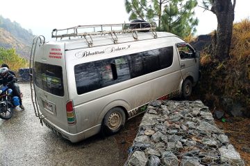 मकवानपुरमा सरफ लोड ट्रक दुर्घटना; एकको मृत्यु, चालक गम्भीर घाइते