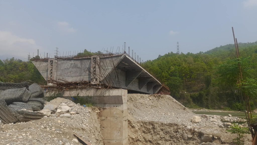 मकवानपुरका पूर्वाधार योजनामा पुन गति, मन्त्री देवकोटाद्वारा अनुगमन