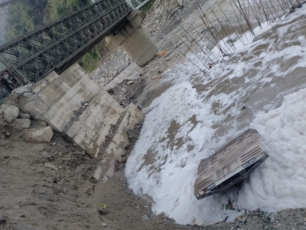 टेलर गाडी अनियन्त्रित भई पुलबाट खोलामा खस्दा चालकको मृत्यु