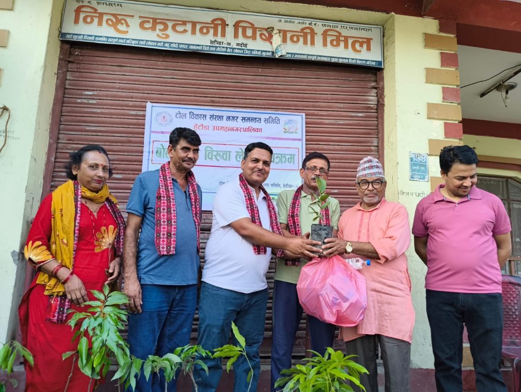 प्लास्टिकको उचित व्यवस्थापन र वृक्षारोपणलाई जोड्दै ‘बोतल देऊँ, बिरुवा लिऊँ’