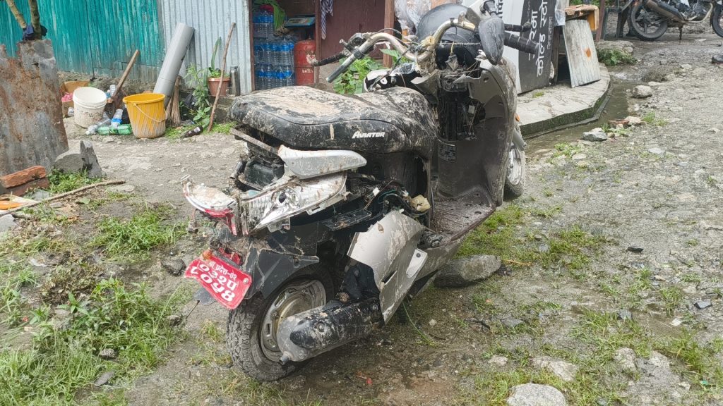 सिमखोलामा बाढीले बगाएको स्कुटर र हेल्मेट फेला, चालकको खोजी जारी