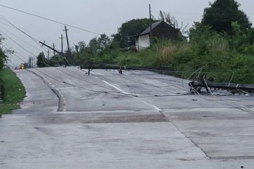 हेटौँडामा विद्युतका १० पोल ढलेपछि धरान–चतरा सडक अवरुद्ध