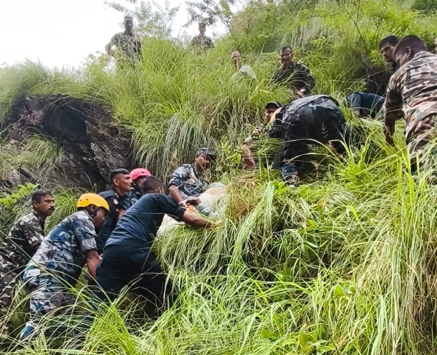 इन्द्रसरोवर ईभी दुर्घटना; चार घाइतेको पहिचान खुल्यो, मृतक चारको सनाखत बाँकी