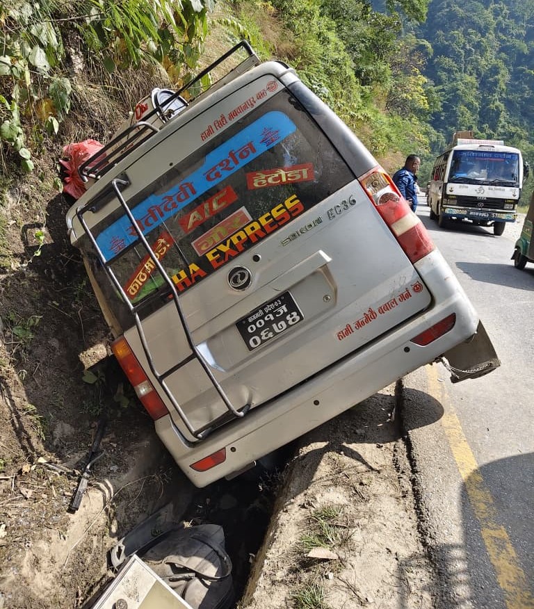 भीमफेदीमा ईभी दुर्घटना हुँदा ११ जना घाइते