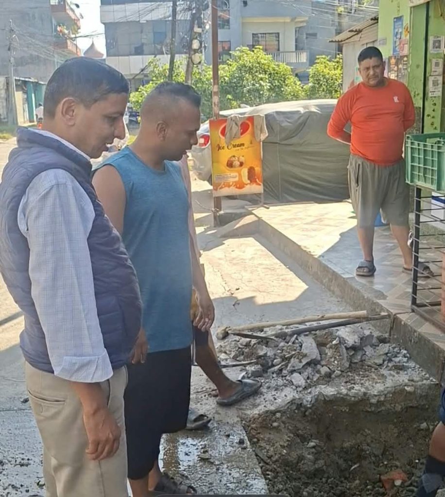 दशैँकाे भाेलीपल्ट नै काममा जुटे वडा अध्यक्ष सिग्देल