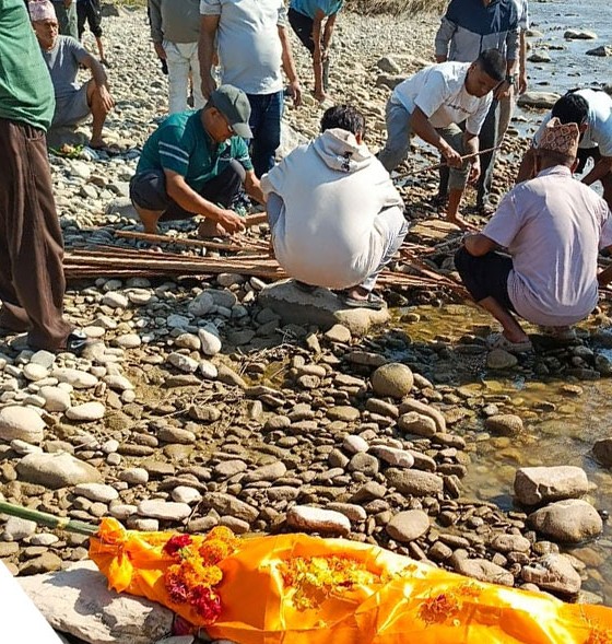 भोटेकोशी बाढीमा बेपत्ता घनश्यामको कुशको शव बनाएर अन्तिम संस्कार